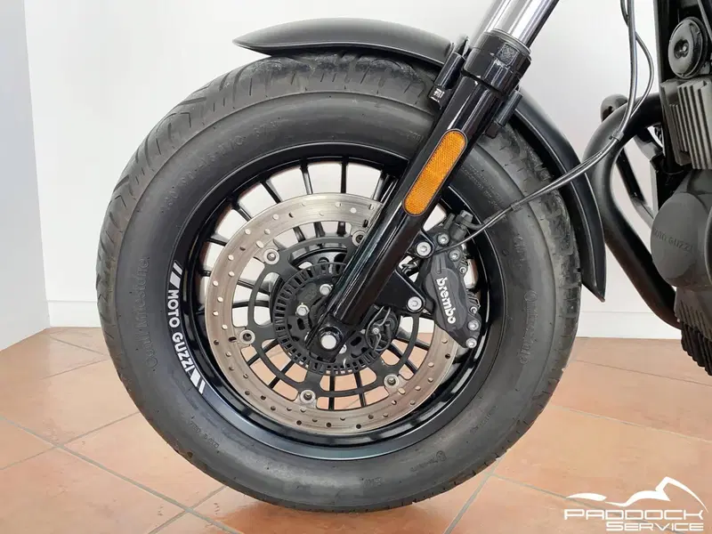 Moto Guzzi V9 Bobber (2016 - 18) (13)