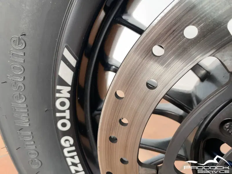Moto Guzzi V9 Bobber (2016 - 18) (14)