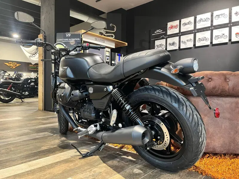 Moto Guzzi V7 Stone (2025 - 26) (4)