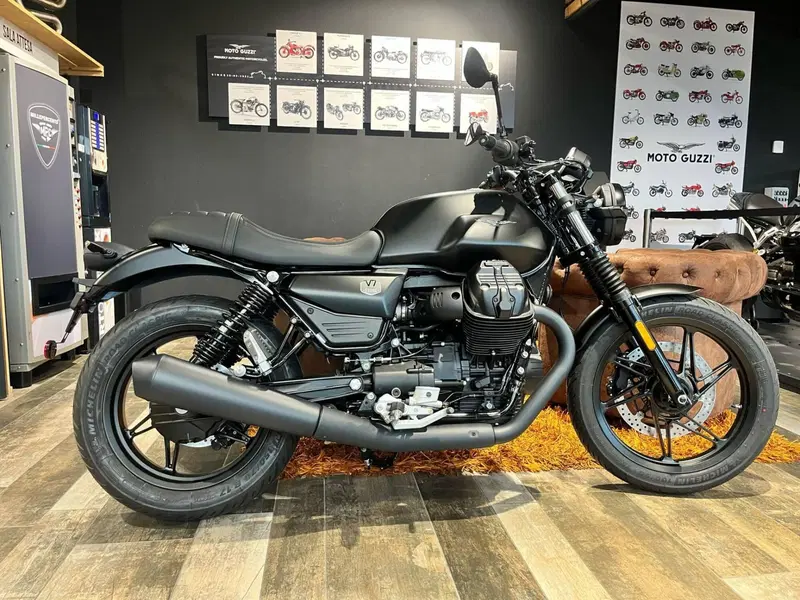 Moto Guzzi V7 Stone (2025 - 26) (2)