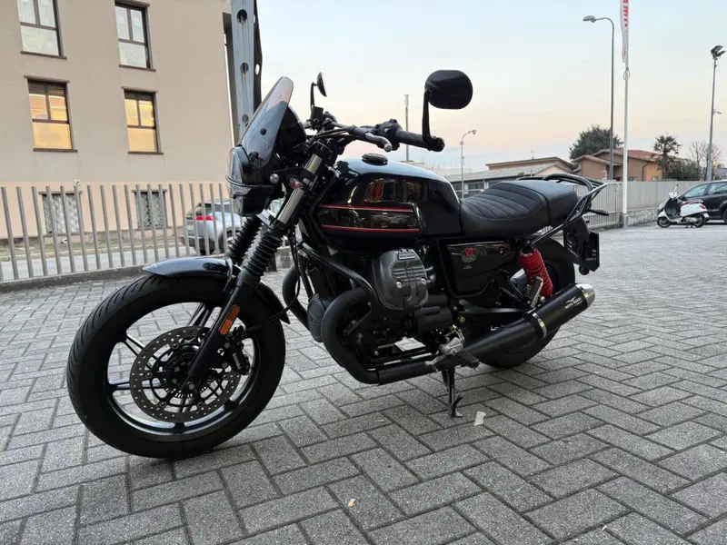 Moto Guzzi V7 Stone Special Edition (2022 - 25) (4)