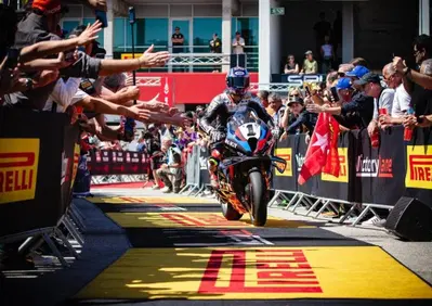 SBK 2025. In volata su Bulega, Toprak vince Gara 1 a Portimao  