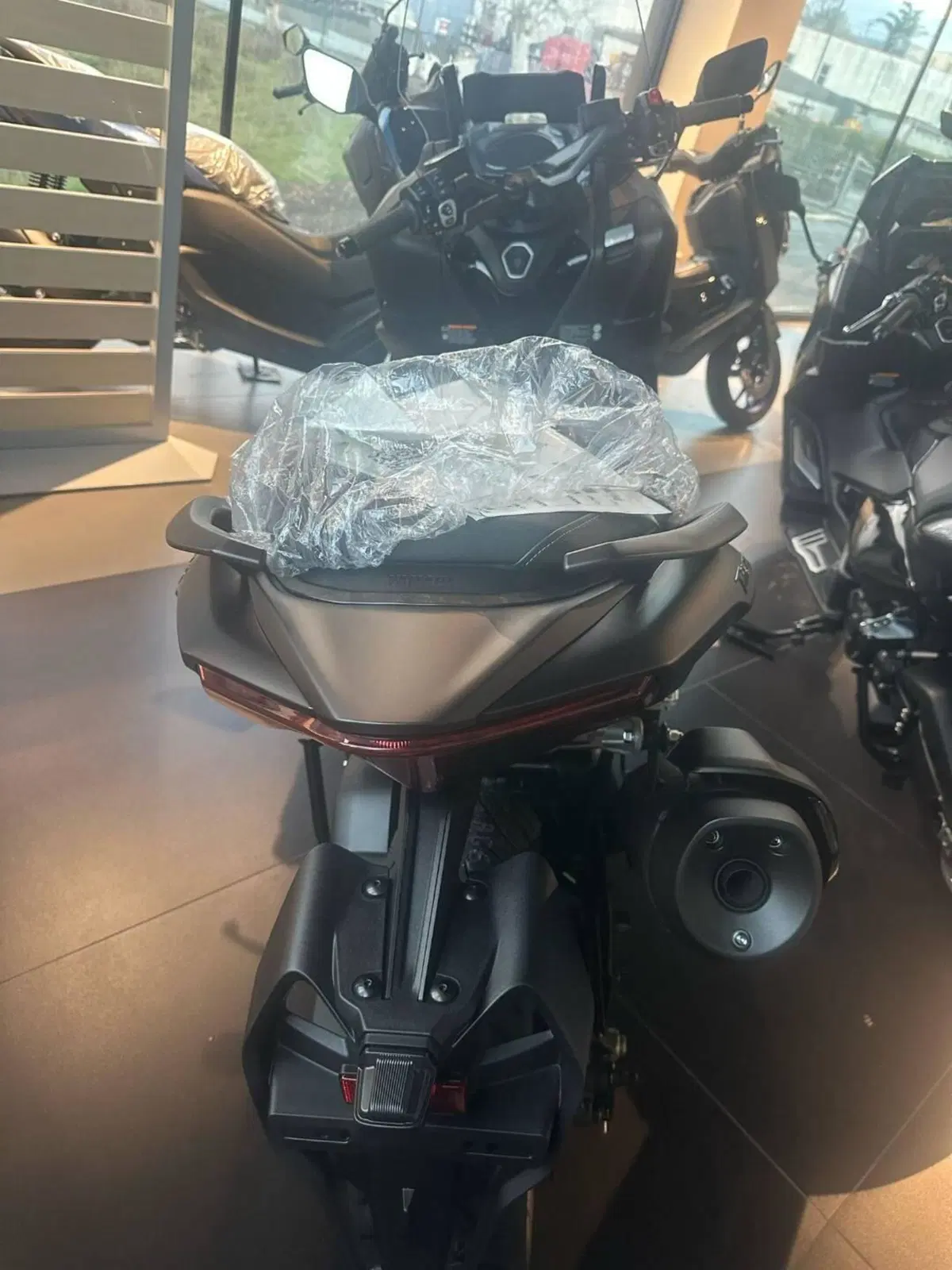 Yamaha T-Max 560 Tech Max (2025 - 26) (2)