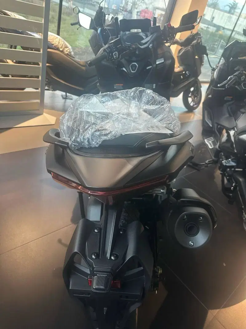 Yamaha T-Max 560 Tech Max (2025 - 26) (2)