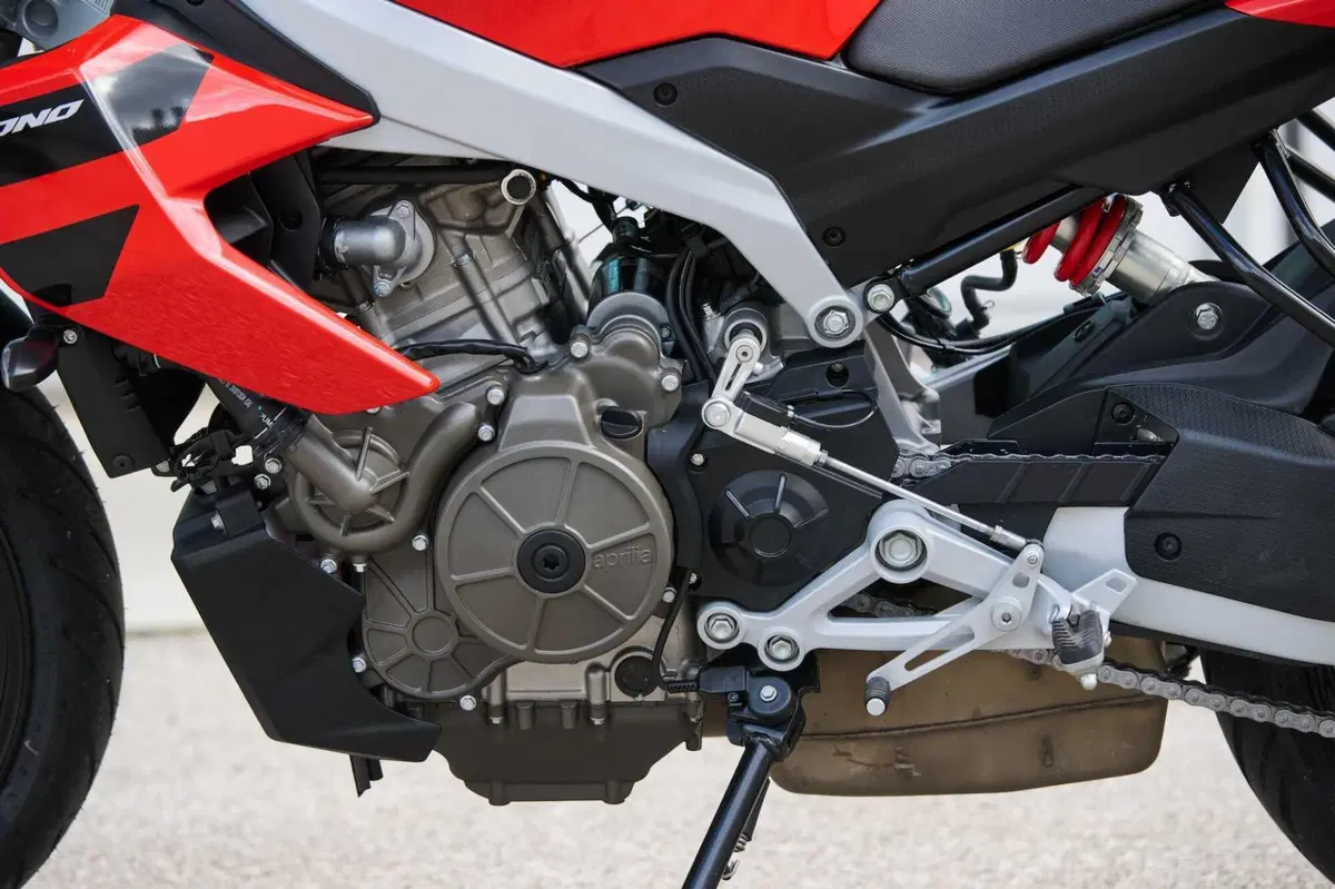 Aprilia Tuono 457: detta le regole (3)