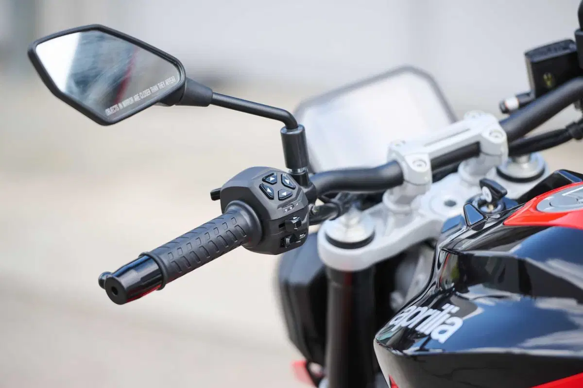 Aprilia Tuono 457: detta le regole (4)