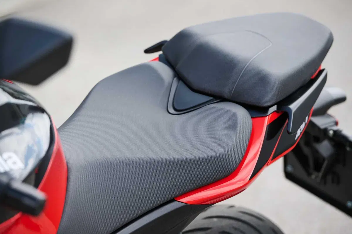 Aprilia Tuono 457: detta le regole (5)