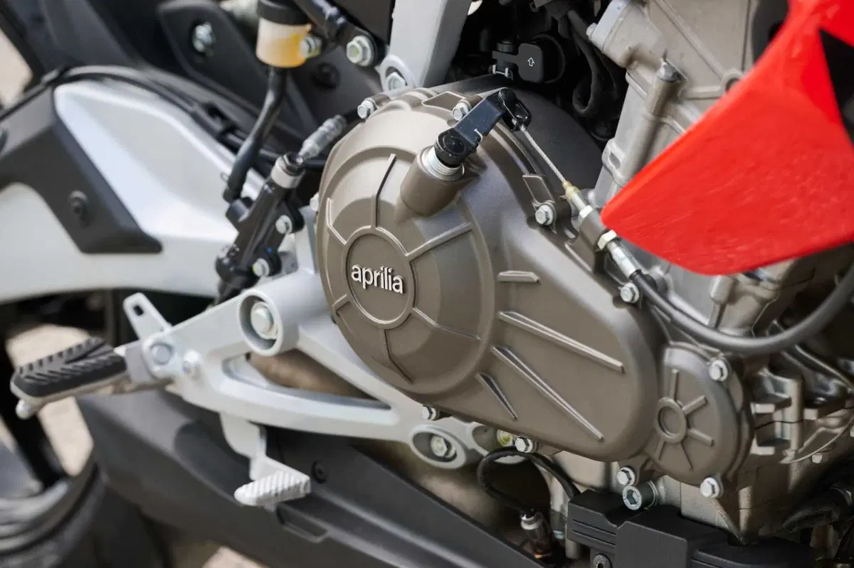 Aprilia Tuono 457: detta le regole (6)