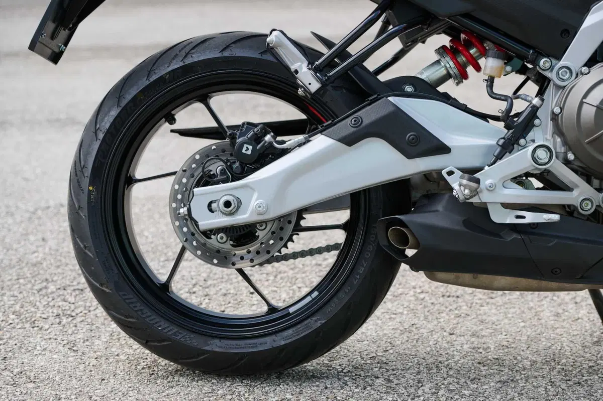 Aprilia Tuono 457: detta le regole (7)