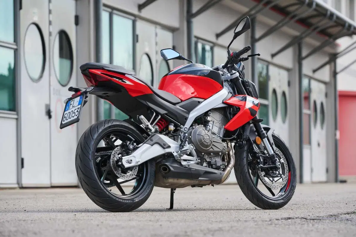 Aprilia Tuono 457: detta le regole (8)
