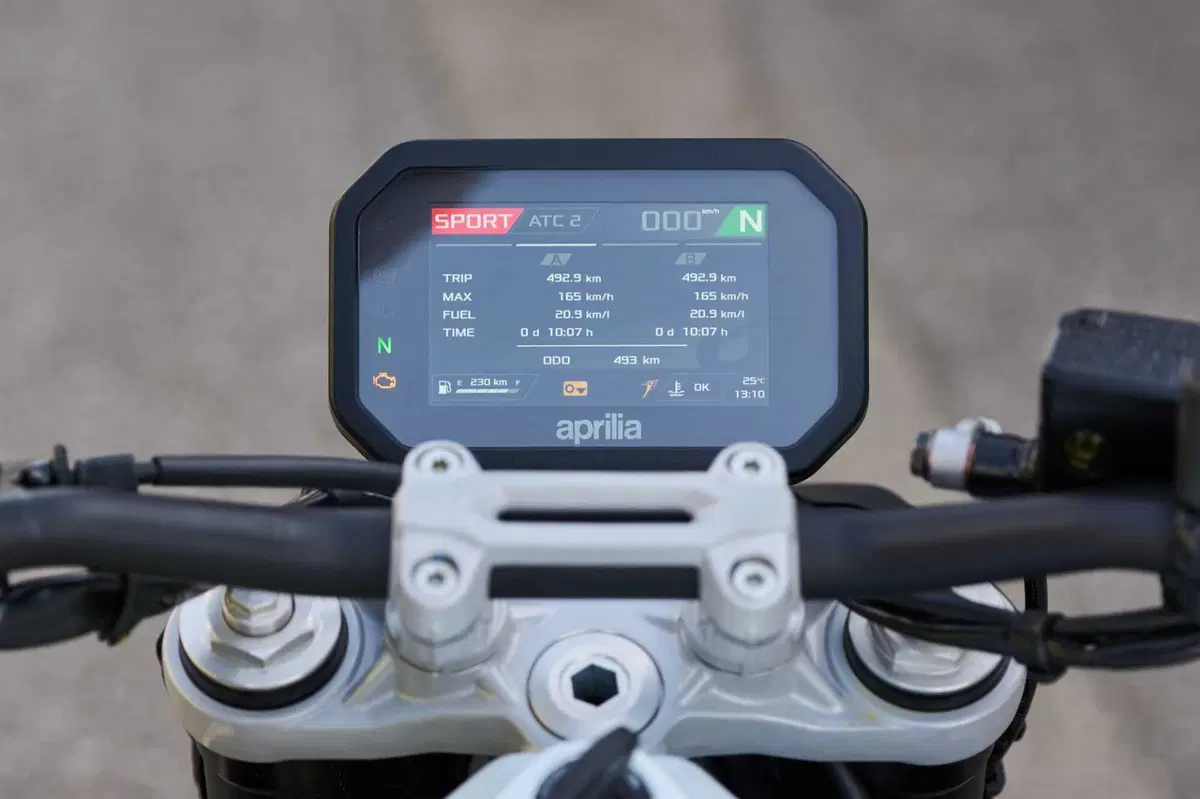 Aprilia Tuono 457: detta le regole (10)