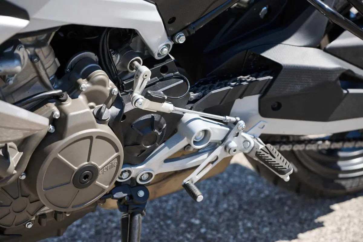 Aprilia Tuono 457: detta le regole (14)