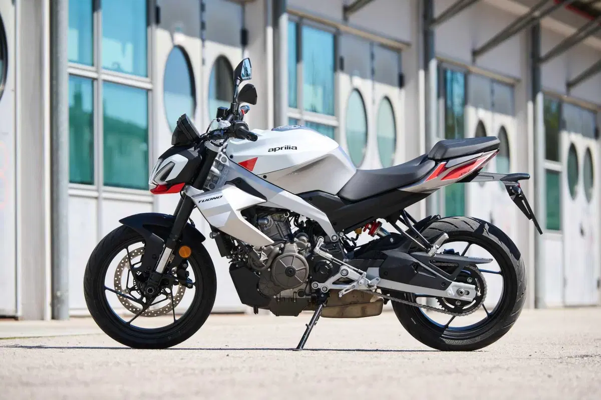 Aprilia Tuono 457: detta le regole (15)
