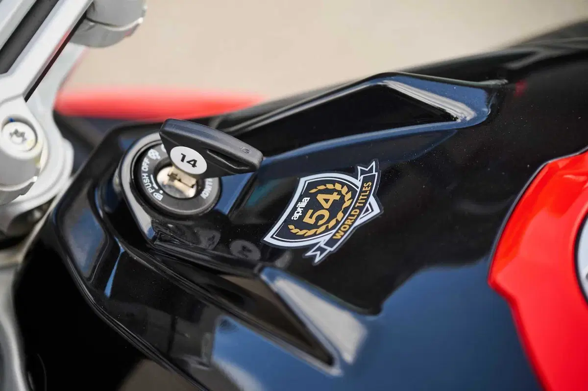 Aprilia Tuono 457: detta le regole (18)
