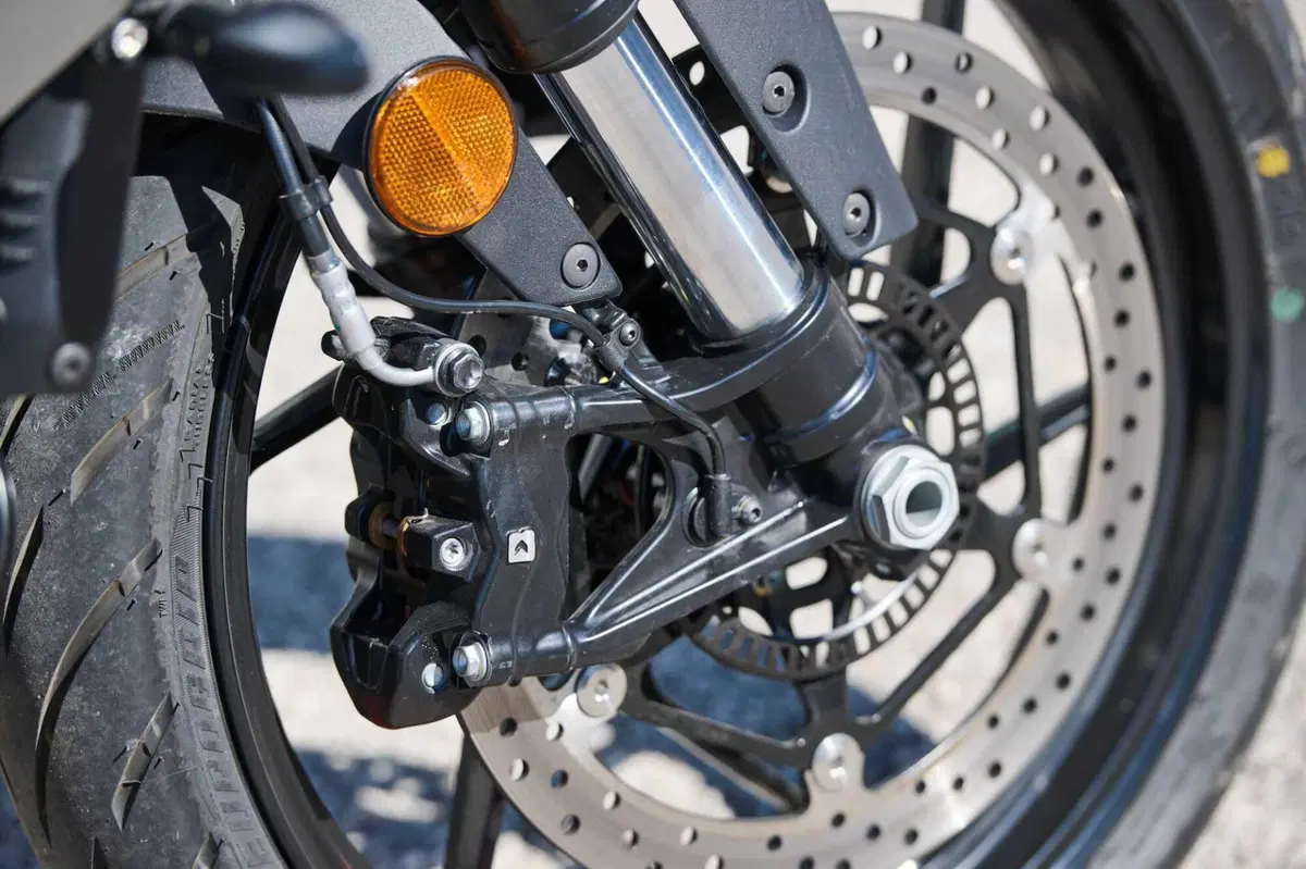 Aprilia Tuono 457: detta le regole (19)