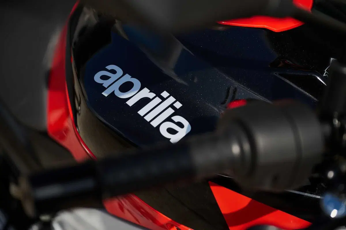Aprilia Tuono 457: detta le regole (21)