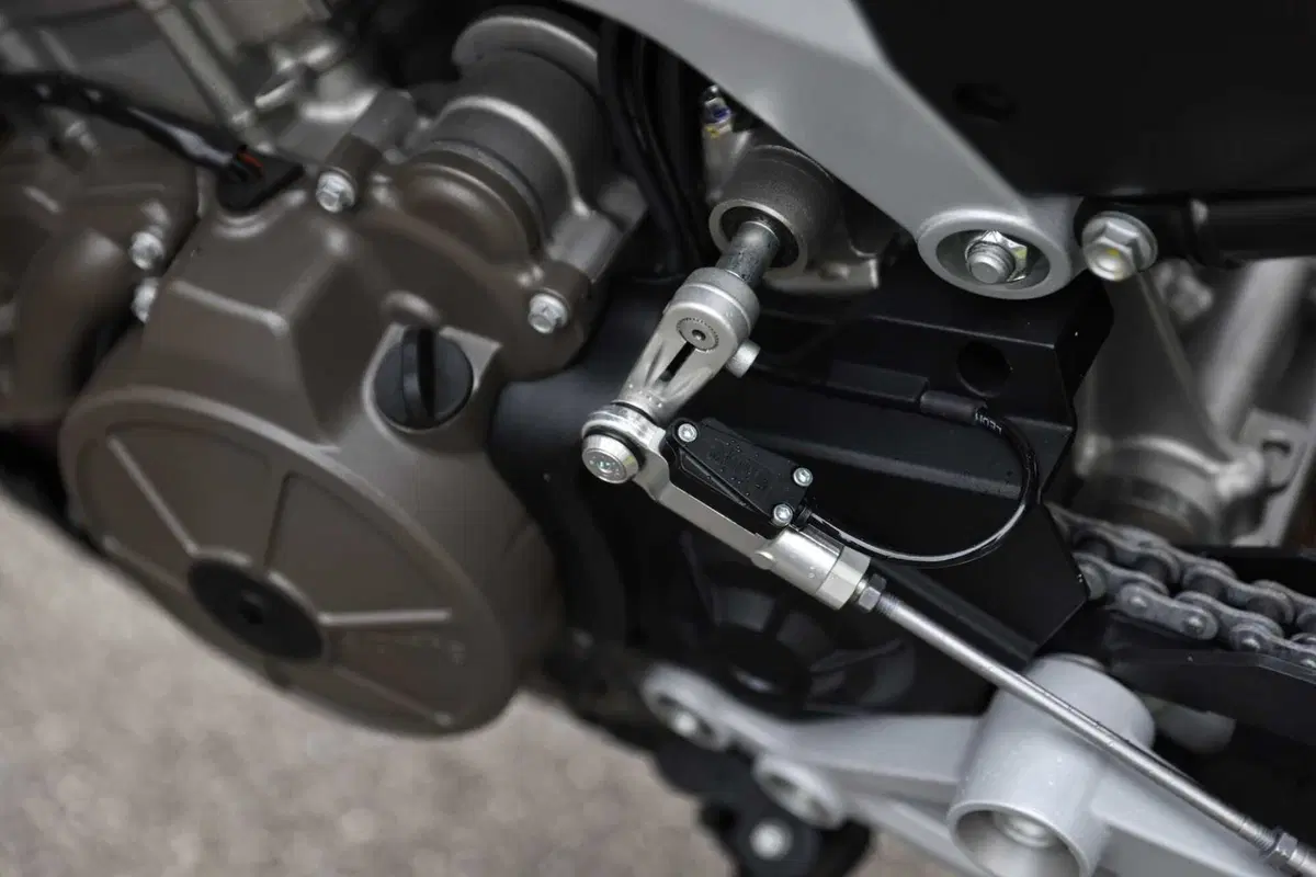 Aprilia Tuono 457: detta le regole (23)