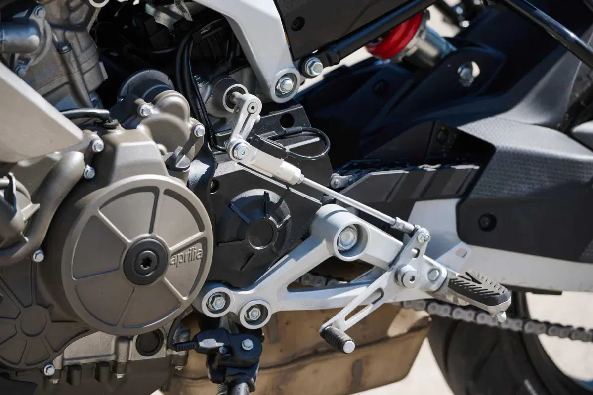 Aprilia Tuono 457: detta le regole (25)