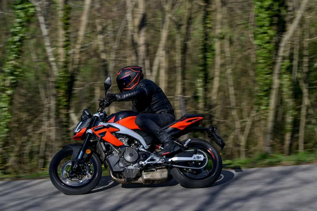 Aprilia Tuono 457: detta le regole (27)