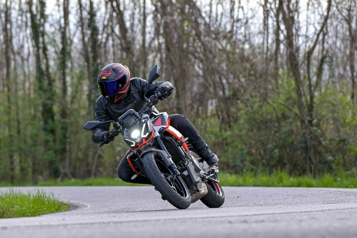 Aprilia Tuono 457: detta le regole (28)