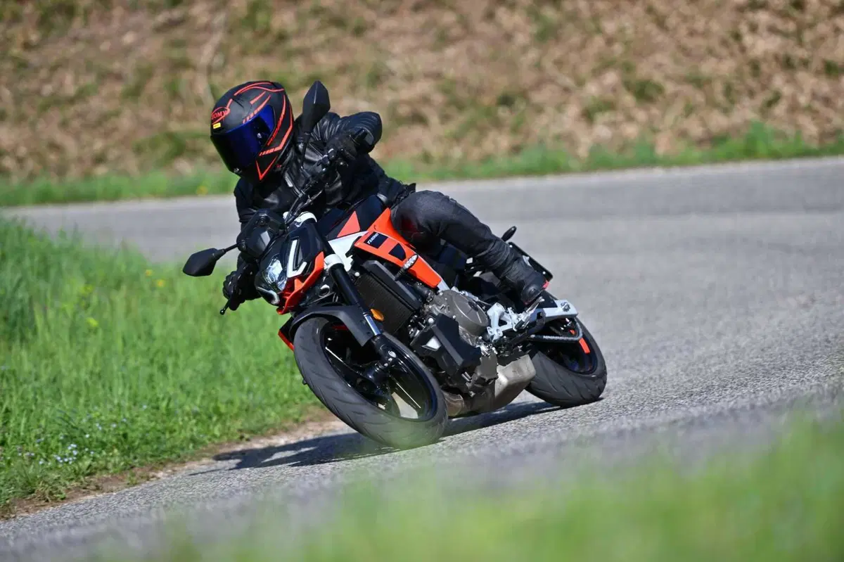 Aprilia Tuono 457: detta le regole (29)