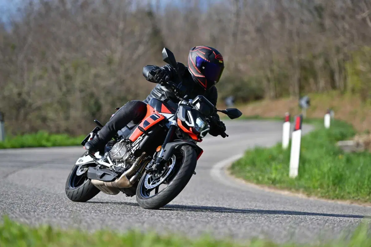 Aprilia Tuono 457: detta le regole (30)