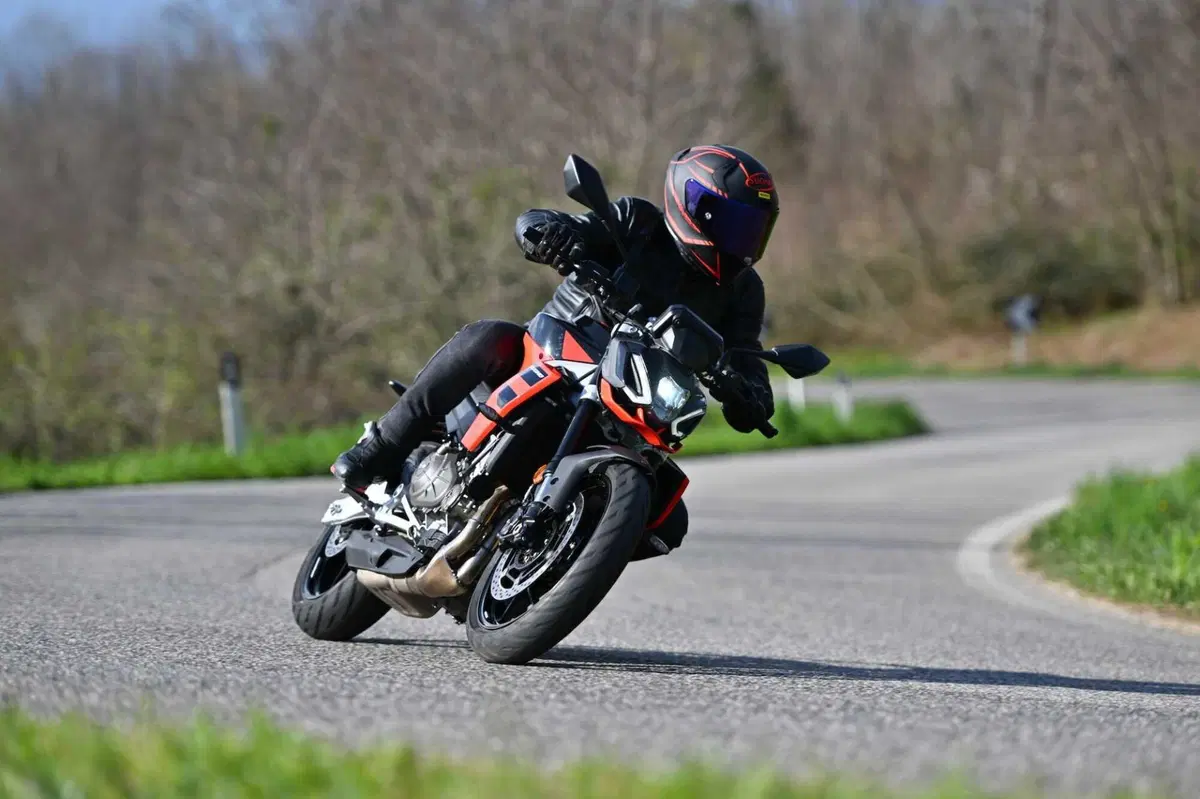 Aprilia Tuono 457: detta le regole (31)