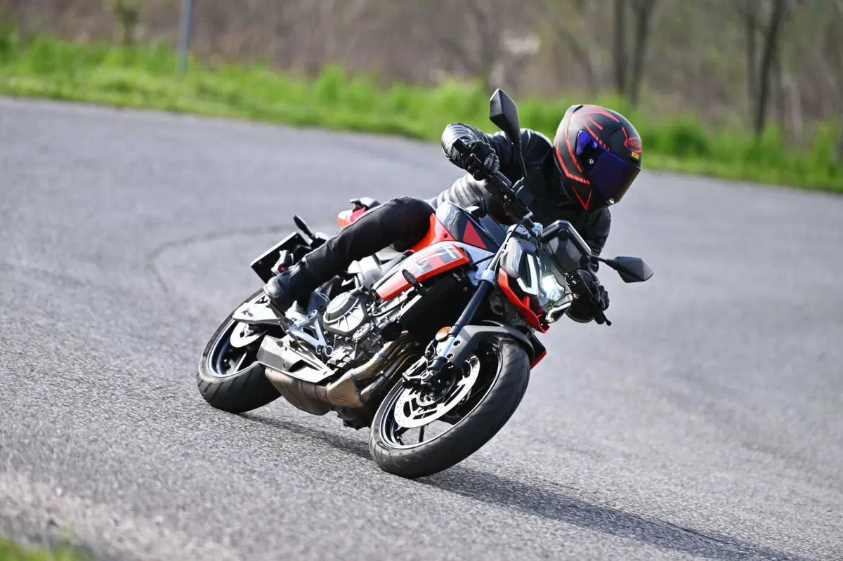 Aprilia Tuono 457: detta le regole (32)