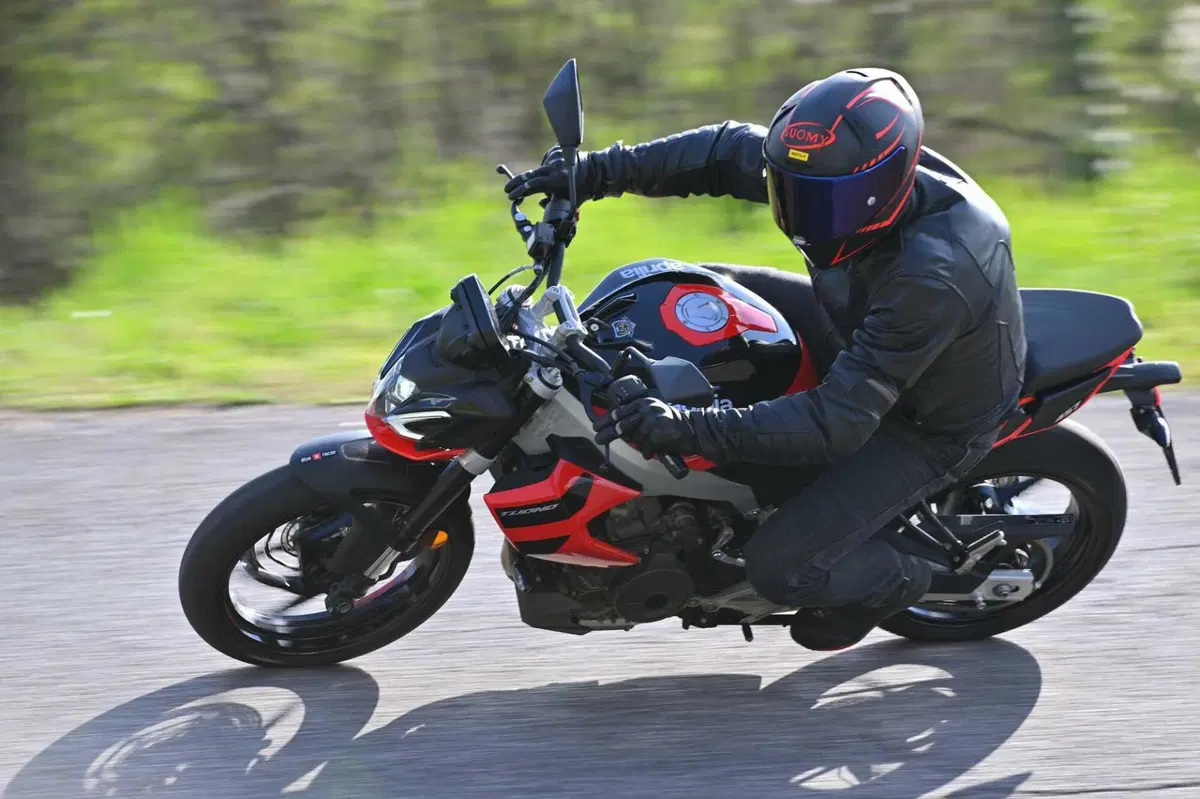 Aprilia Tuono 457: detta le regole (33)