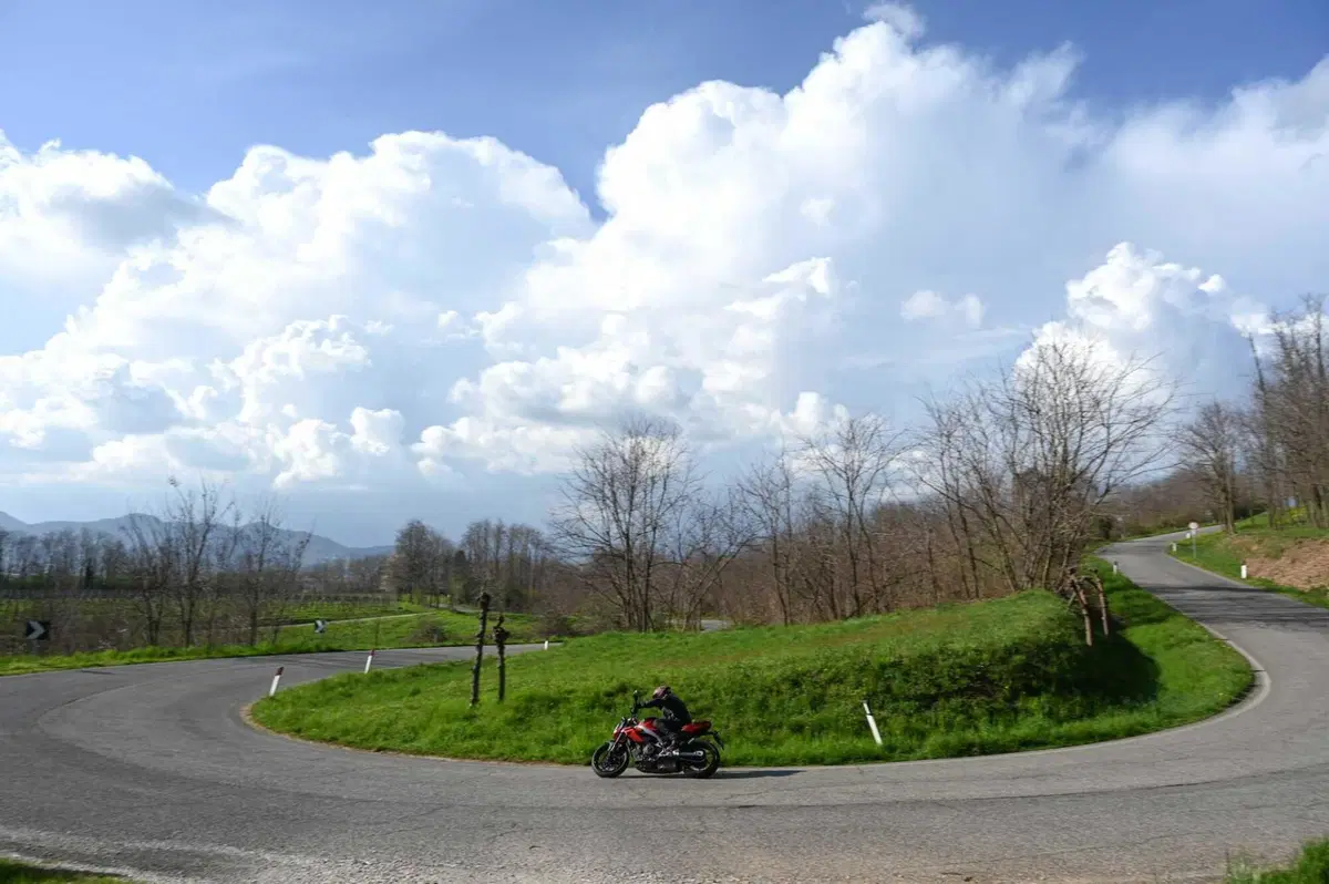 Aprilia Tuono 457: detta le regole (34)