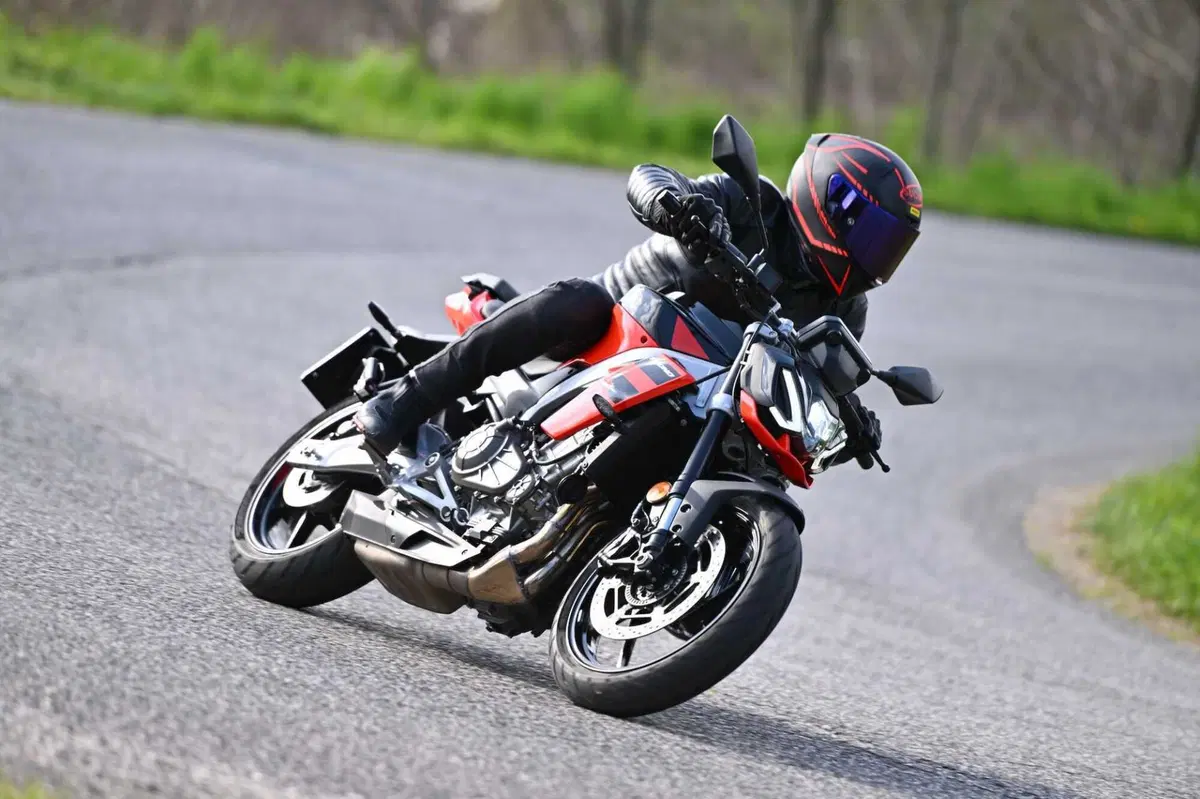Aprilia Tuono 457: detta le regole (35)