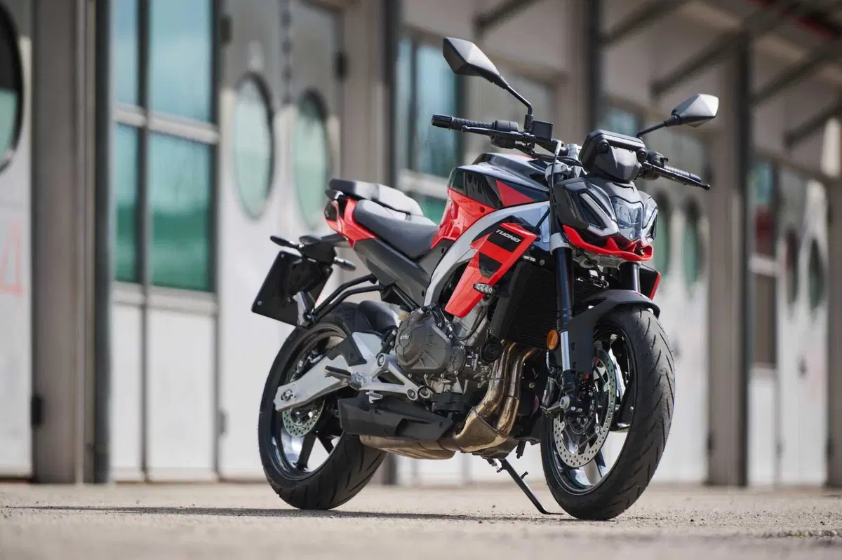 Aprilia Tuono 457: detta le regole