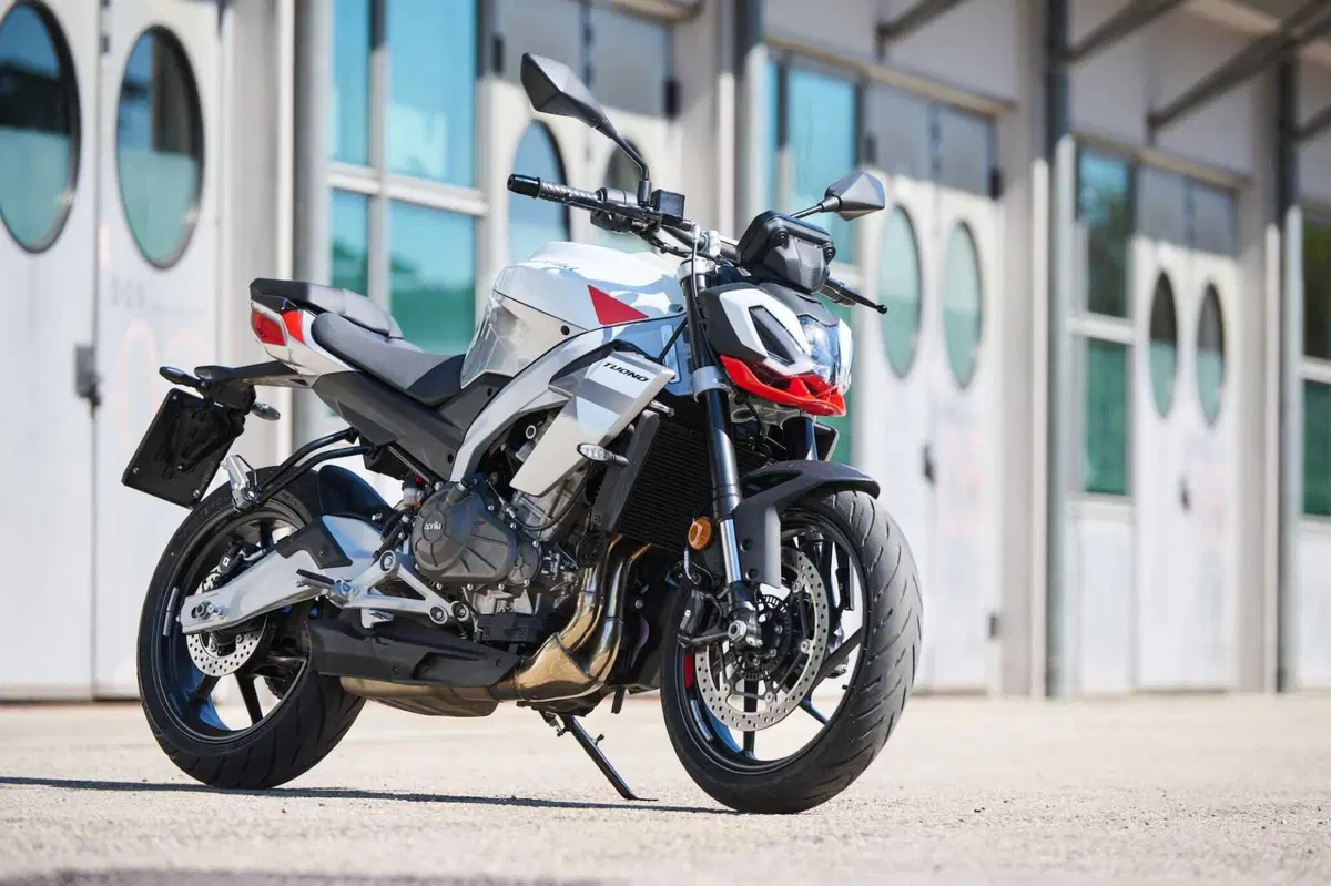 Aprilia Tuono 457: detta le regole (2)