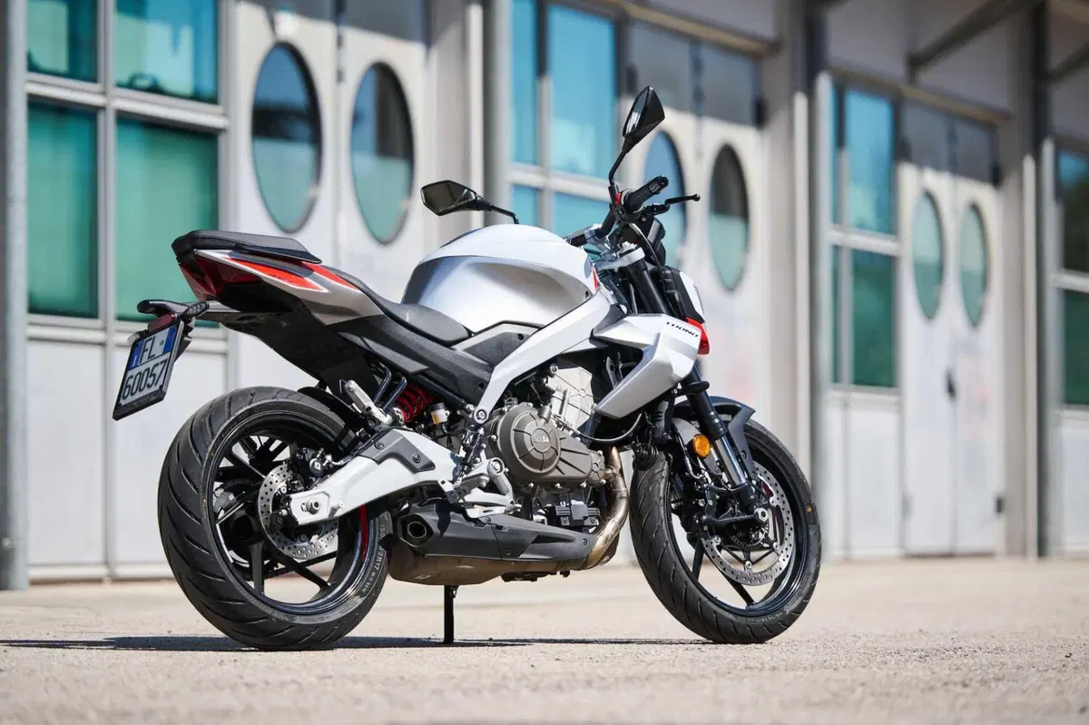 Aprilia Tuono 457: detta le regole (3)