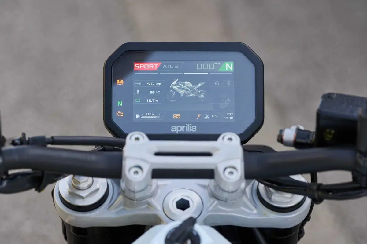 Aprilia Tuono 457: detta le regole (3)