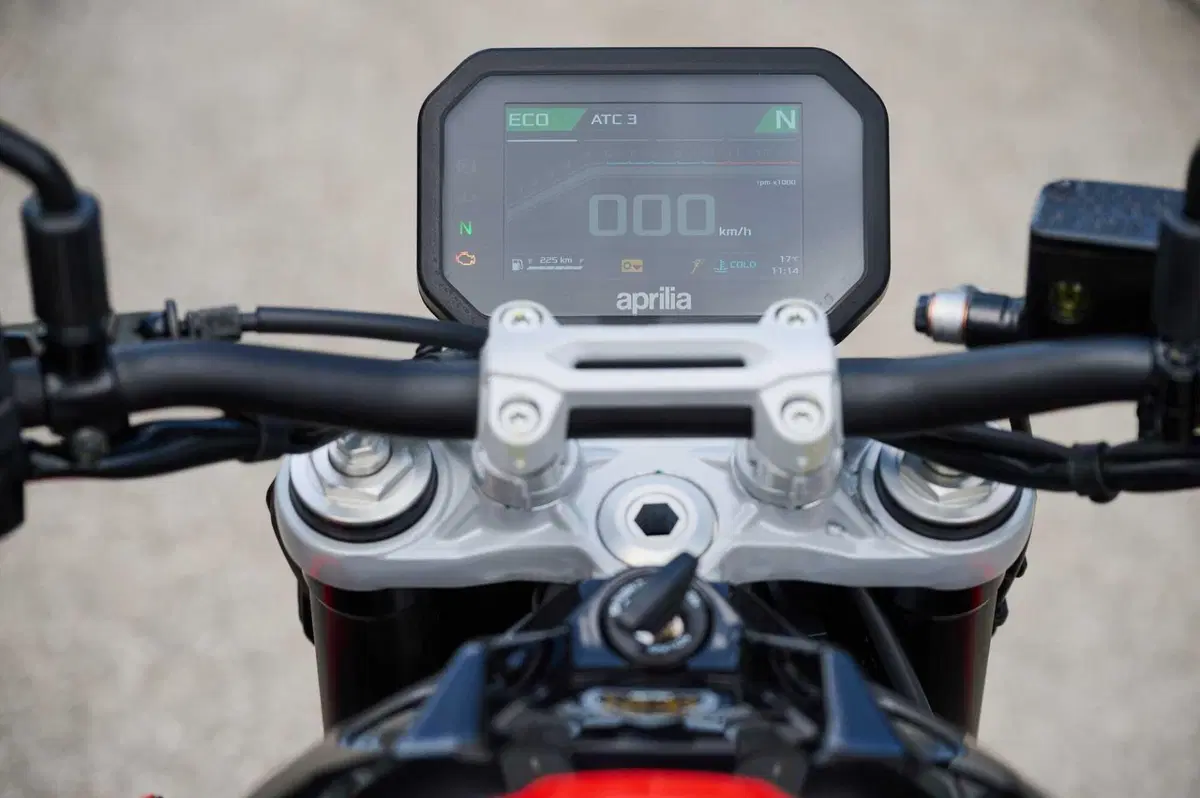 Aprilia Tuono 457: detta le regole (4)