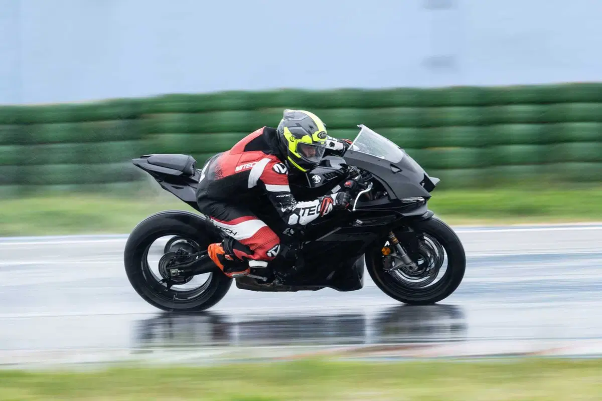 Yamaha R9: al Blue Racing Day 2025 è lei la star. L'abbiamo provata in pista a Misano [GALLERY]