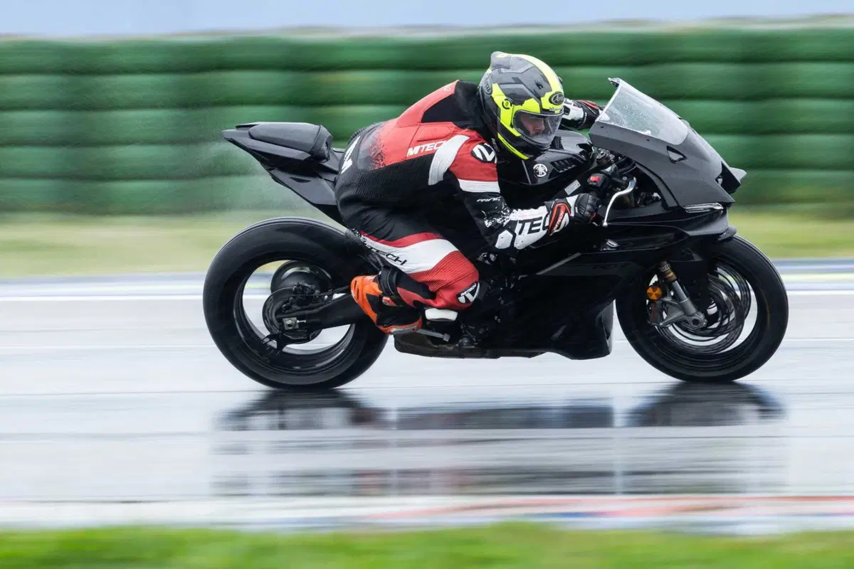 Yamaha R9: al Blue Racing Day 2025 è lei la star. L'abbiamo provata in pista a Misano [GALLERY] (2)