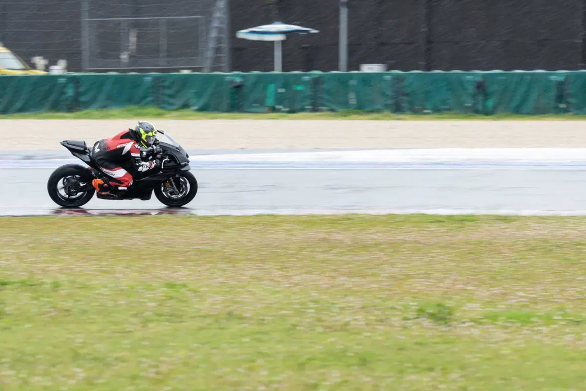 Yamaha R9: al Blue Racing Day 2025 è lei la star. L'abbiamo provata in pista a Misano [GALLERY] (3)