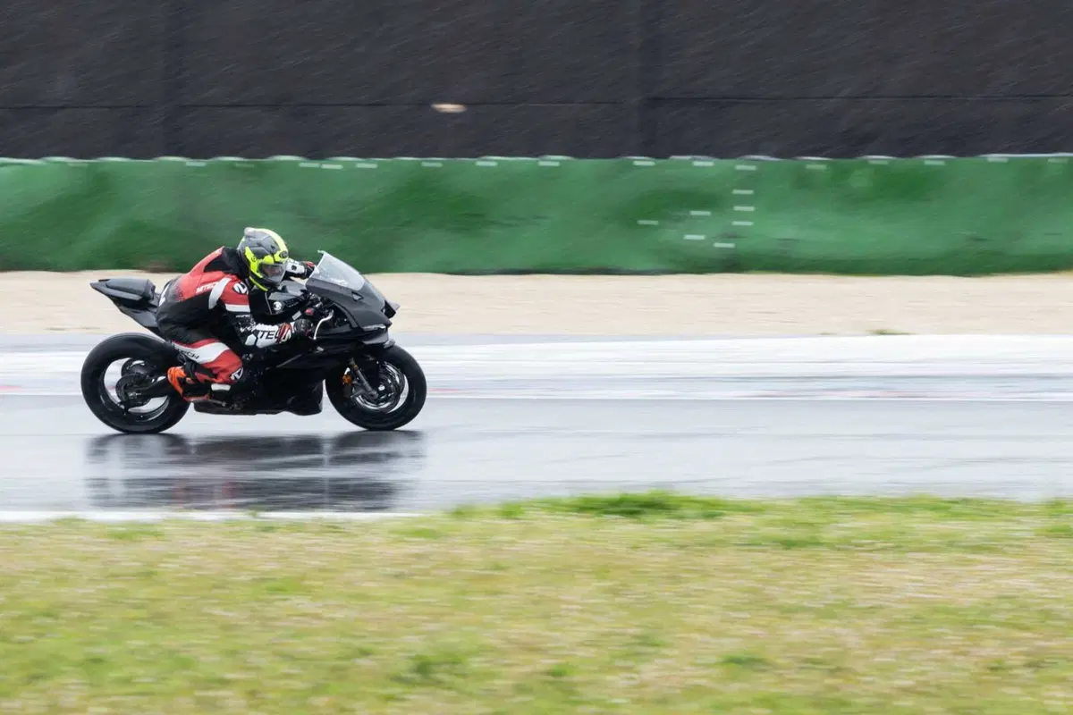 Yamaha R9: al Blue Racing Day 2025 è lei la star. L'abbiamo provata in pista a Misano [GALLERY] (4)
