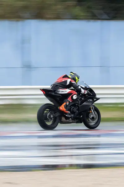 Yamaha R9: al Blue Racing Day 2025 &egrave; lei la star. L'abbiamo provata in pista a Misano [VIDEO E GALLERY]
