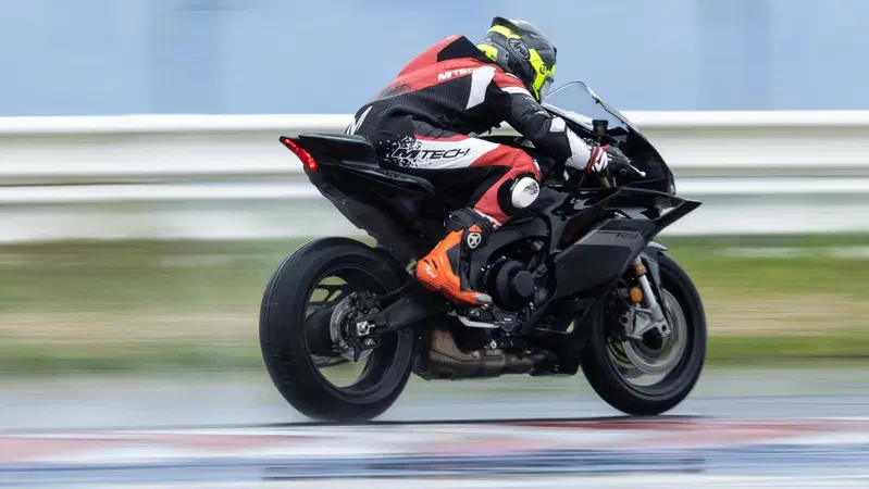 Yamaha R9: al Blue Racing Day 2025 &egrave; lei la star. L'abbiamo provata in pista a Misano [VIDEO E GALLERY]
