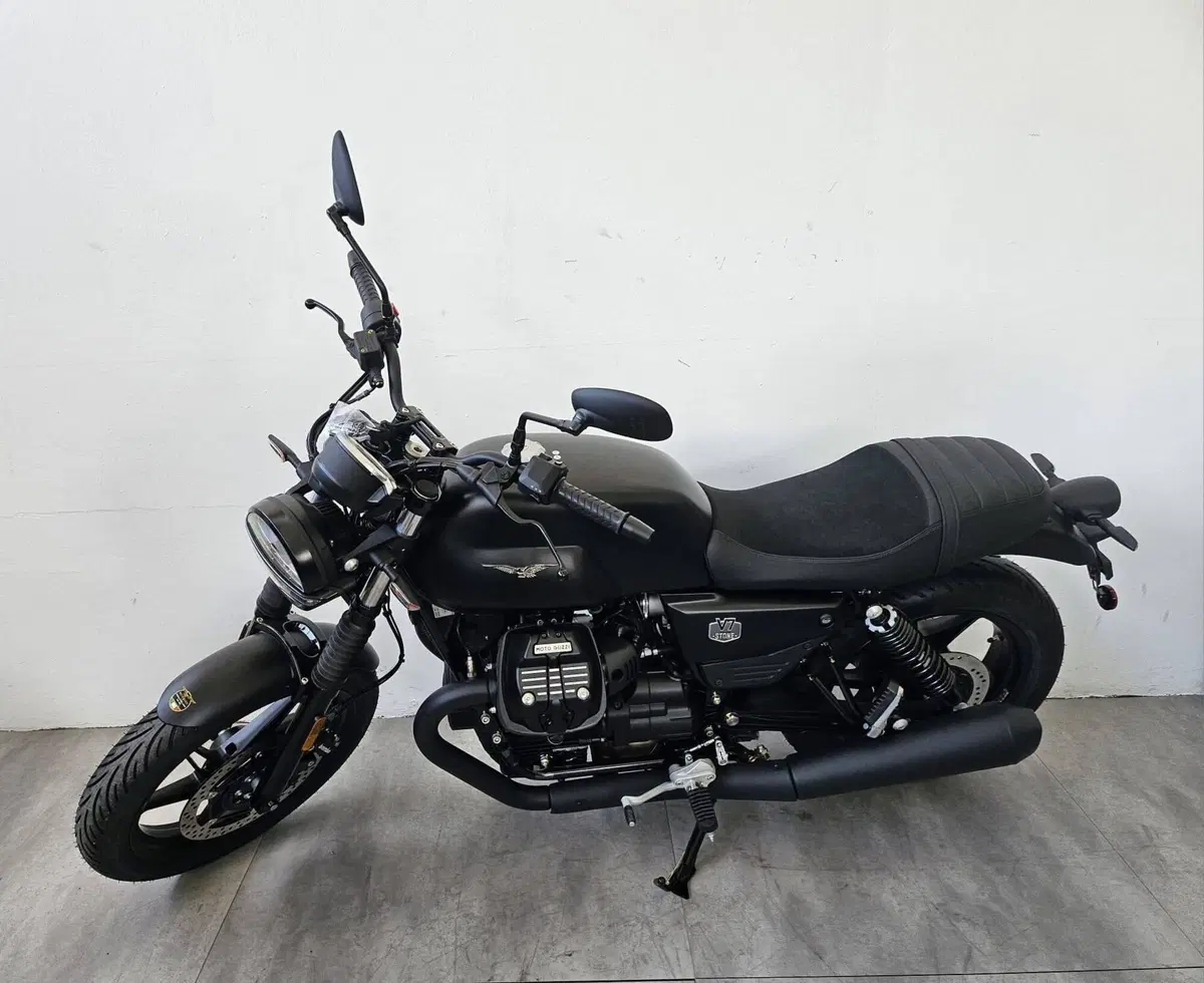 Moto Guzzi V7 Stone (2025 - 26) (2)