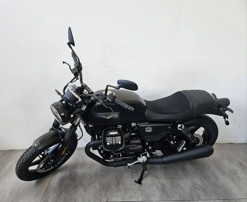Moto Guzzi V7 Stone (2025 - 26) (2)