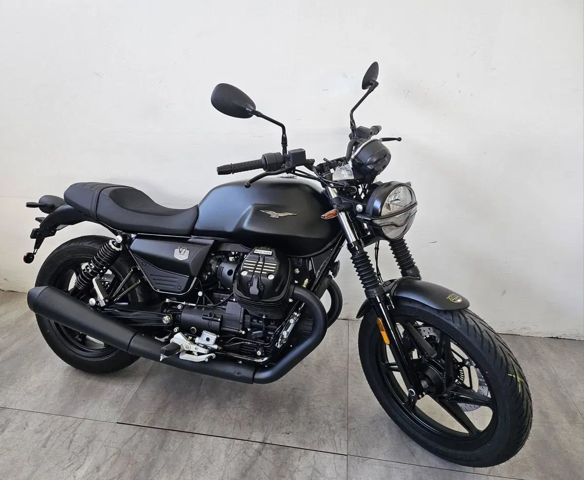 Moto Guzzi V7 Stone (2025 - 26)