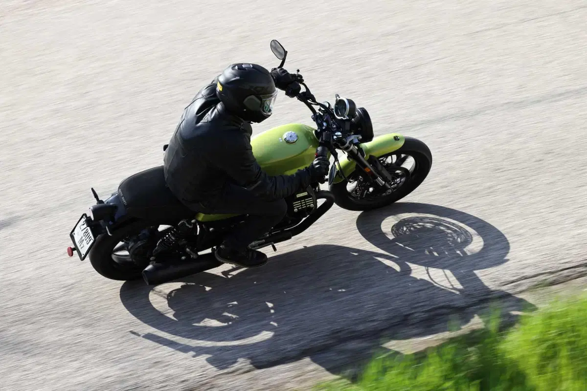 Moto Guzzi V7 Sport (2)