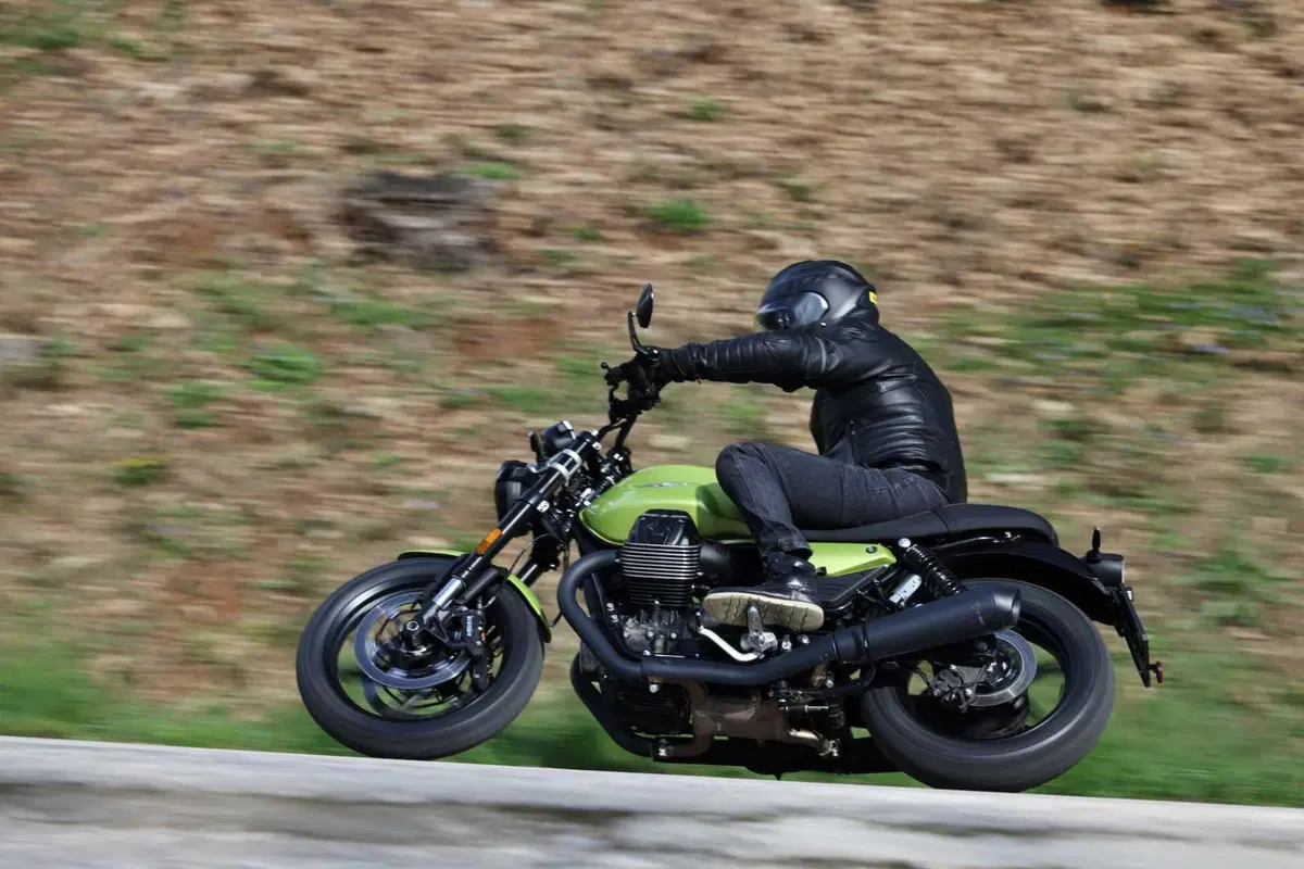 Moto Guzzi V7 Sport (4)