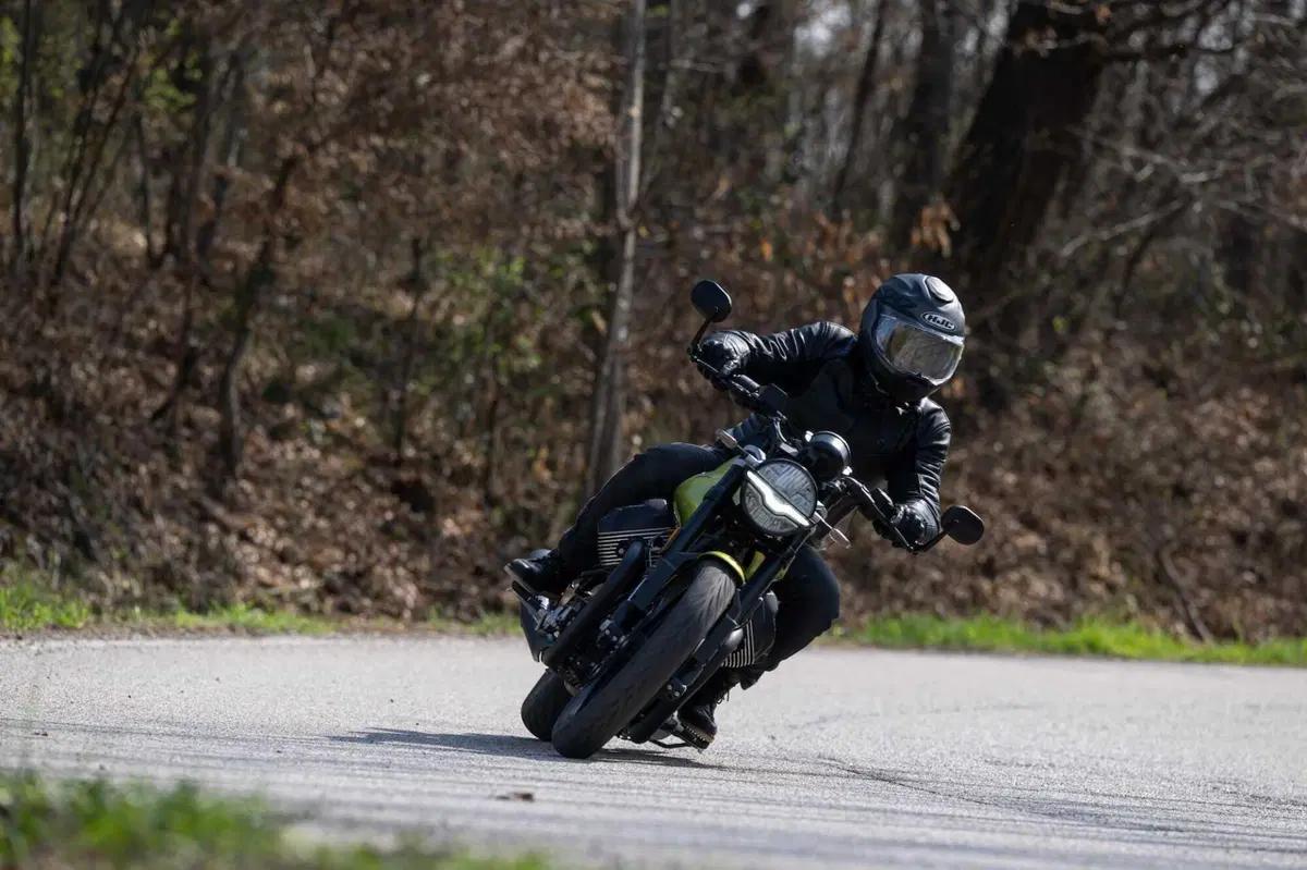 Moto Guzzi V7 Sport (7)