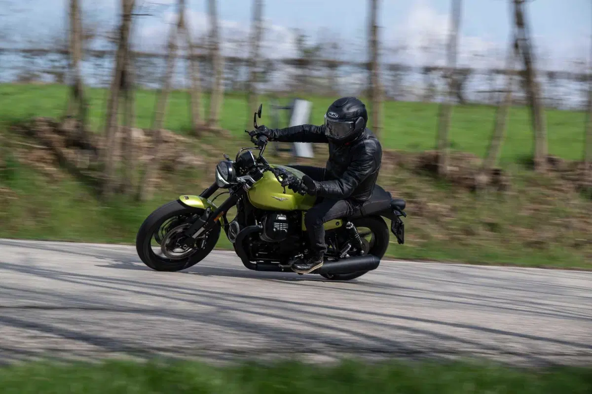 Moto Guzzi V7 Sport (9)