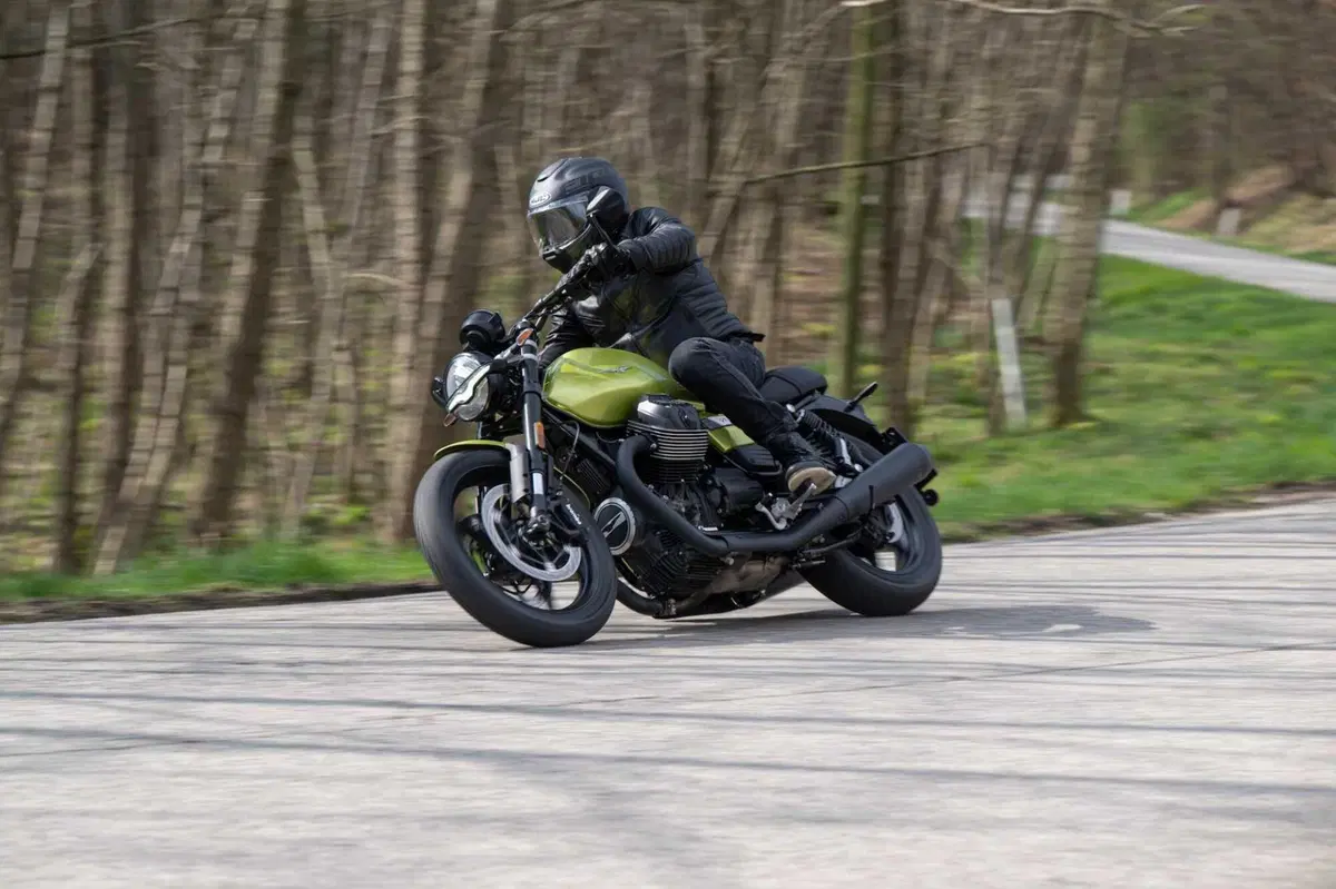 Moto Guzzi V7 Sport (10)